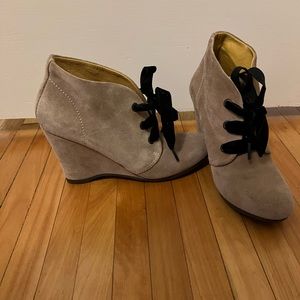 Bussola tan wedge booties